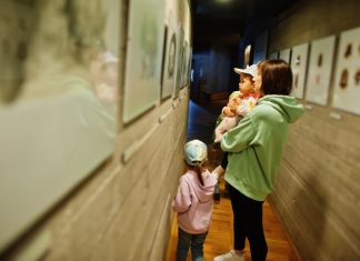 Inauguran una nueva exposición de la Fundación AMÁS en Móstoles