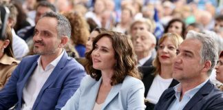 Isabel Díaz Ayuso y Cayetana Álvarez de Toledo de campaña electoral en Móstoles
