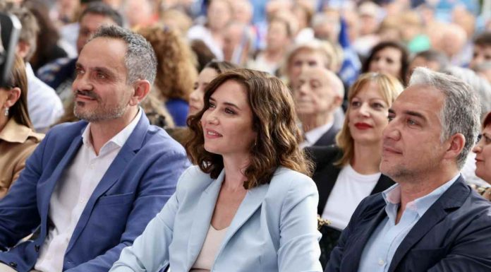 Isabel Díaz Ayuso y Cayetana Álvarez de Toledo de campaña electoral en Móstoles Isabel Díaz Ayuso y Cayetana Álvarez de Toledo de campaña electoral en Móstoles