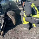 En un accidente en el kilómetro 17,400 de la A5. Una mujer de 41 años liberada de los restos de su vehículo en Móstoles.  El fin de semana llegó a su final en Móstoles con un importante accidente de tráfico en Móstoles. En concreto en la A5 en el kilómetro 17,400 de dicha carretera en sentido salida. Al lugar del accidente tuvieron que acudir los servicios sanitarios de emergencia y también los bomberos. Estos últimos tuvieron un trabajo determinante. Los bomberos liberaron entre los restos de su vehículo a una mujer de 41 años que había quedado atrapada tras una colisión con otro turismo en el término de Móstoles. Una vez liberada, esta mujer fue estabilizada y trasladada al hospital como paciente potencialmente grave. Una mujer de 41 años liberada de los restos de su vehículo en Móstoles.  Según fuentes de la agencia EFE como consecuencia del accidente, que está siendo investigado por la Guardia Civil, la única mujer herida ha sufrido probable fractura en clavícula izquierda y en varias costillas, así como traumatismo torácico. La mujer fue trasladada al Hospital Rey Juan Carlos de Móstoles.   El accidente provocó problemas en el tráfico y al lugar de los hechos acudieron patrullas de la Guardia Civil, ambulancias del SUMMA 112 y los Bomberos de la Comunidad de Madrid. Una intervención de mucho mérito en un accidente grave en la A5.
