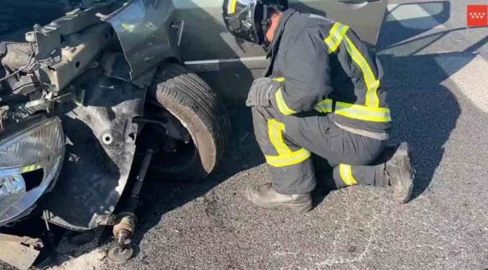 En un accidente en el kilómetro 17,400 de la A5. Una mujer de 41 años liberada de los restos de su vehículo en Móstoles. El fin de semana llegó a su final en Móstoles con un importante accidente de tráfico en Móstoles. En concreto en la A5 en el kilómetro 17,400 de dicha carretera en sentido salida. Al lugar del accidente tuvieron que acudir los servicios sanitarios de emergencia y también los bomberos. Estos últimos tuvieron un trabajo determinante. Los bomberos liberaron entre los restos de su vehículo a una mujer de 41 años que había quedado atrapada tras una colisión con otro turismo en el término de Móstoles. Una vez liberada, esta mujer fue estabilizada y trasladada al hospital como paciente potencialmente grave. Una mujer de 41 años liberada de los restos de su vehículo en Móstoles. Según fuentes de la agencia EFE como consecuencia del accidente, que está siendo investigado por la Guardia Civil, la única mujer herida ha sufrido probable fractura en clavícula izquierda y en varias costillas, así como traumatismo torácico. La mujer fue trasladada al Hospital Rey Juan Carlos de Móstoles. El accidente provocó problemas en el tráfico y al lugar de los hechos acudieron patrullas de la Guardia Civil, ambulancias del SUMMA 112 y los Bomberos de la Comunidad de Madrid. Una intervención de mucho mérito en un accidente grave en la A5.