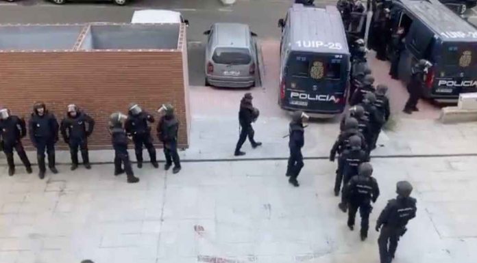 Tenso desalojo del edificio La Dignidad de Móstoles