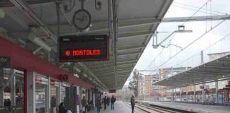 Todos los trenes de la Comunidad de Madrid han quedado paralizados. Cientos de ciudadanos de Móstoles, afectados por un problema de Cercanías