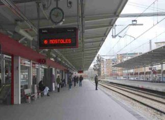 Todos los trenes de la Comunidad de Madrid han quedado paralizados. Cientos de ciudadanos de Móstoles, afectados por un problema de Cercanías