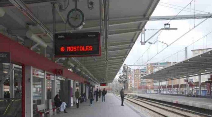 Todos los trenes de la Comunidad de Madrid han quedado paralizados. Cientos de ciudadanos de Móstoles, afectados por un problema de Cercanías