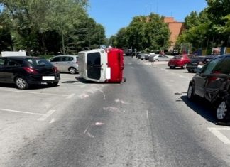 Un accidente en Móstoles deja un coche volcado y obliga a intervenir a la policía