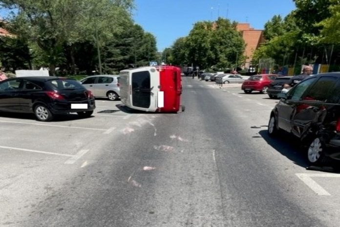 Un accidente en Móstoles deja un coche volcado y obliga a intervenir a la policía