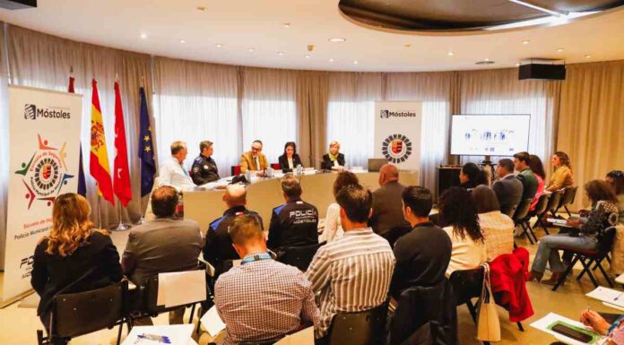 Primera jornada de trabajo entre la policía municipal de Móstoles y asociaciones para prevenir delitos de odio