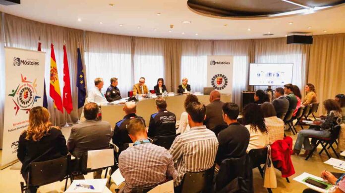 Primera jornada de trabajo entre la policía municipal de Móstoles y asociaciones para prevenir delitos de odio