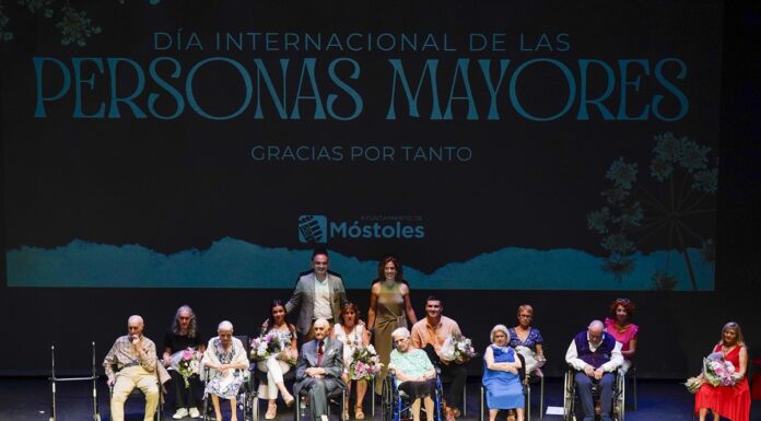 Homenaje a los mayores de Móstoles en el centro Juan XXIII