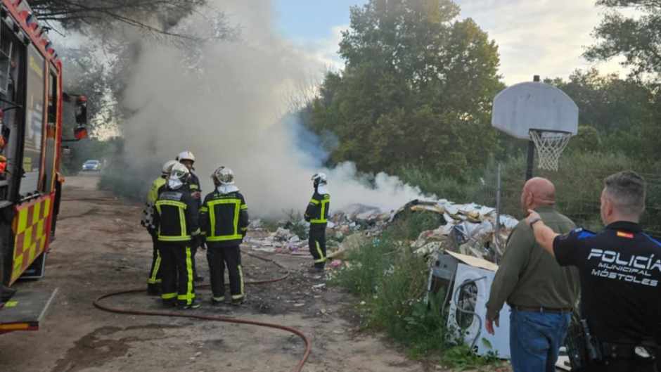 Incendio de escombros en Parque Coimbra-Guadarrama en Móstoles