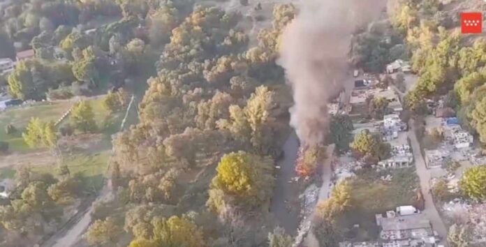 Incendio de escombros en Parque Coimbra-Guadarrama en Móstoles