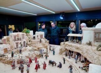 El alcalde de Móstoles inaugura el Belén Municipal de la Plaza del Pradillo