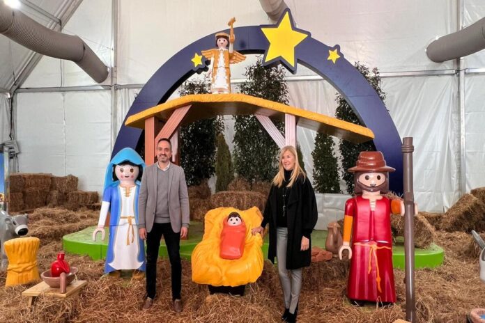 El alcalde de Móstoles inaugura el Belén de Playmobil en la ciudad