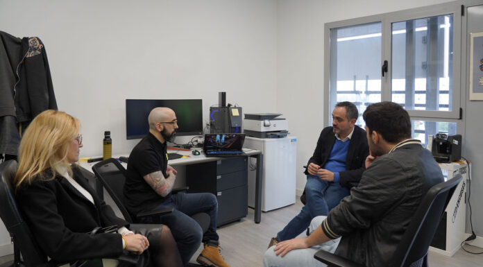 El alcalde de Móstoles visita a la empresa BITLAB para apoyar las nuevas tecnologías