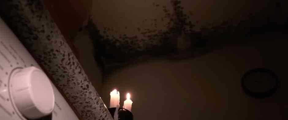Sin luz y con humedades en una casa de alquiler en Móstoles