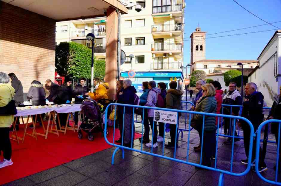 Móstoles reparte 500 raciones del Roscón Navideño Solidario