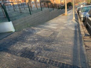 El Ayuntamiento de Móstoles reparte sal para los vecinos con motivo de las heladas