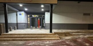 El Ayuntamiento de Móstoles reparte sal para los vecinos con motivo de las heladas