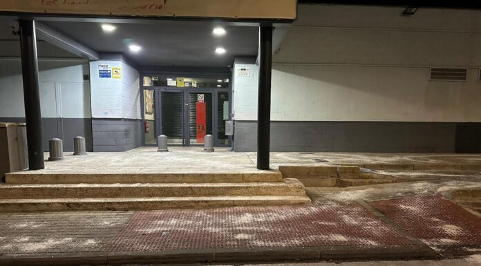 El Ayuntamiento de Móstoles reparte sal para los vecinos con motivo de las heladas