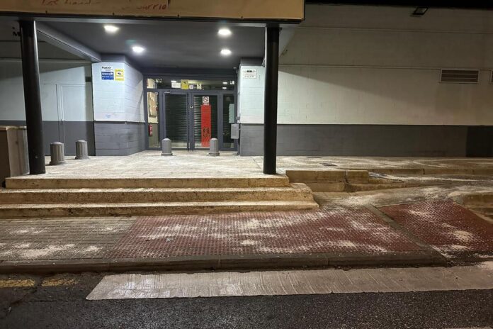 El Ayuntamiento de Móstoles reparte sal para los vecinos con motivo de las heladas