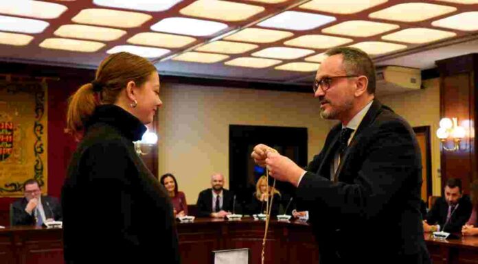 Luna Reyes recibe la medalla de oro de Móstoles