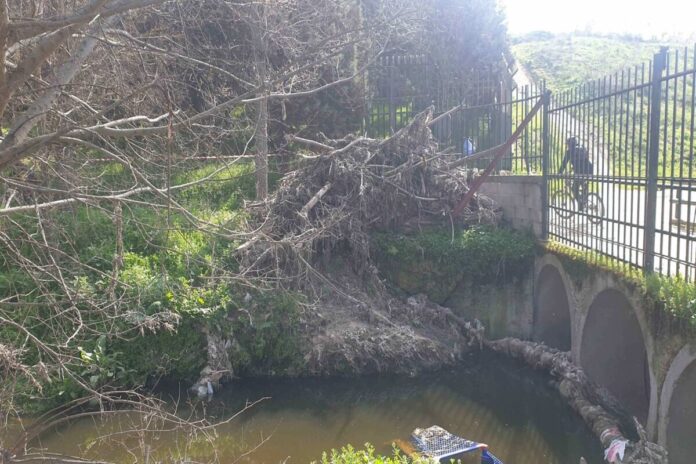 Los vecinos de Móstoles, preocupados por riesgo de derrumbe de un puente