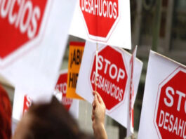 Protesta en Móstoles para intentar frenar el desahucio de una pareja con dos hijos menores