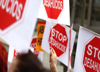 Protesta en Móstoles para intentar frenar el desahucio de una pareja con dos hijos menores Protesta en Móstoles para intentar frenar el desahucio de una pareja con dos hijos menores