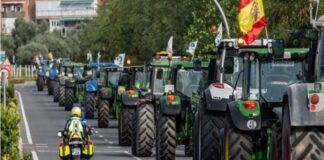 Los agricultores llegan a Móstoles antes de protestar este miércoles en Madrid