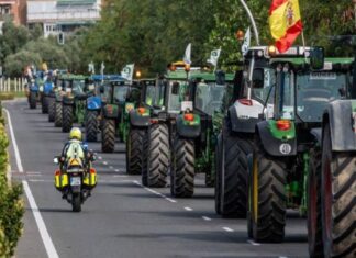 Los agricultores llegan a Móstoles antes de protestar este miércoles en Madrid