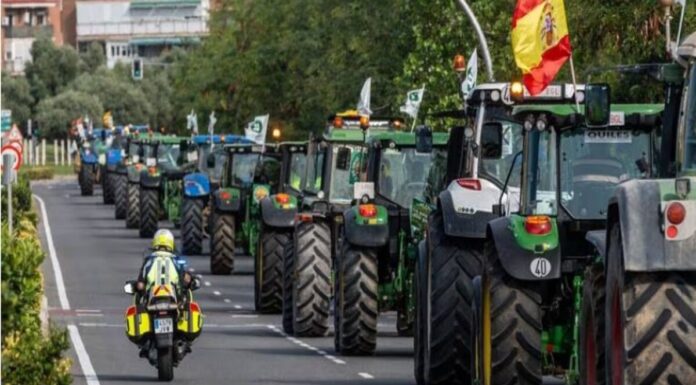 Los agricultores llegan a Móstoles antes de protestar este miércoles en Madrid