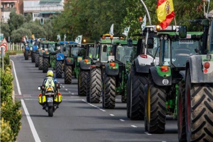 Los agricultores llegan a Móstoles antes de protestar este miércoles en Madrid