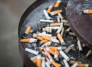 Sanidad quiere prohibir fumar al aire libre a los vecinos de Móstoles y del resto del país