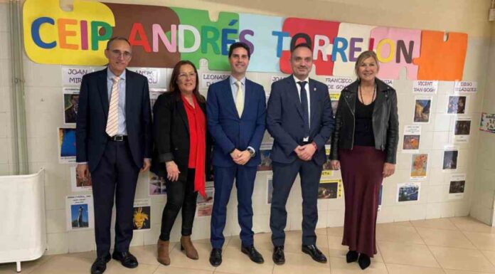 Manuel Bautista recorre las aulas mostoleñas