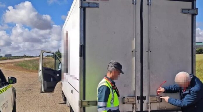 Los agentes protegieron la salud pública. La Guardia Civil intercepta un camión de carne de Móstoles sin la refrigeración correspondiente