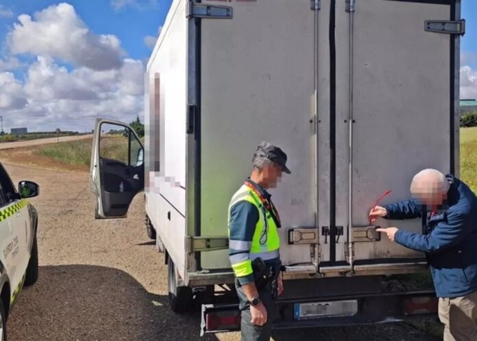 Los agentes protegieron la salud pública. La Guardia Civil intercepta un camión de carne de Móstoles sin la refrigeración correspondiente