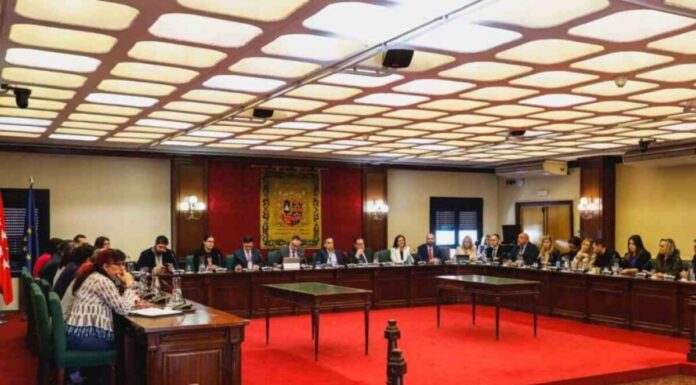El pleno de Móstoles pide ampliar los cargos a los implicados del Caso ITV