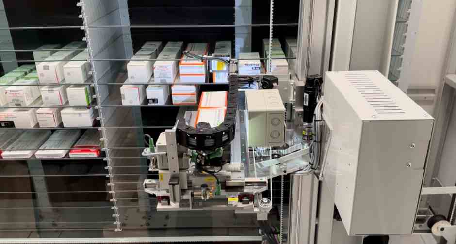 Gracias a un robot han automatizado el proceso de clasificación y almacenamiento de los fármacos. Mejora de los servicios de farmacia del Hospital Universitario de Móstoles.