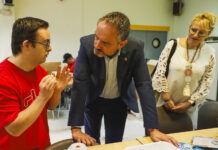 El alcalde de Móstoles visita el COFOIL para promover la integración de personas con discapacidad