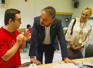 El alcalde de Móstoles visita el COFOIL para promover la integración de personas con discapacidad