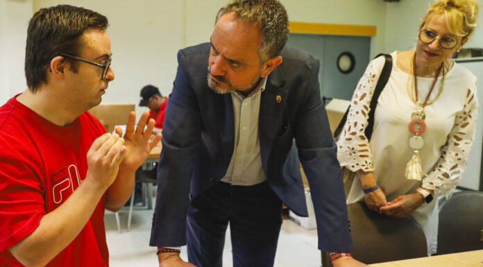 El alcalde de Móstoles visita el COFOIL para promover la integración de personas con discapacidad