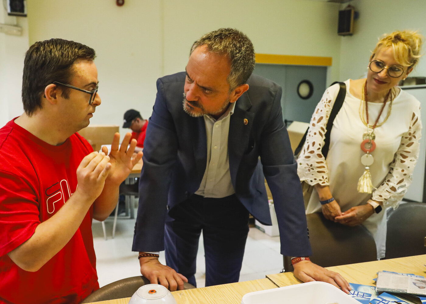 El alcalde de Móstoles visita el COFOIL para promover la integración de personas con discapacidad