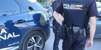 Dos policías salvan la vida a un hombre que se intentó tirar desde un balcón en Móstoles