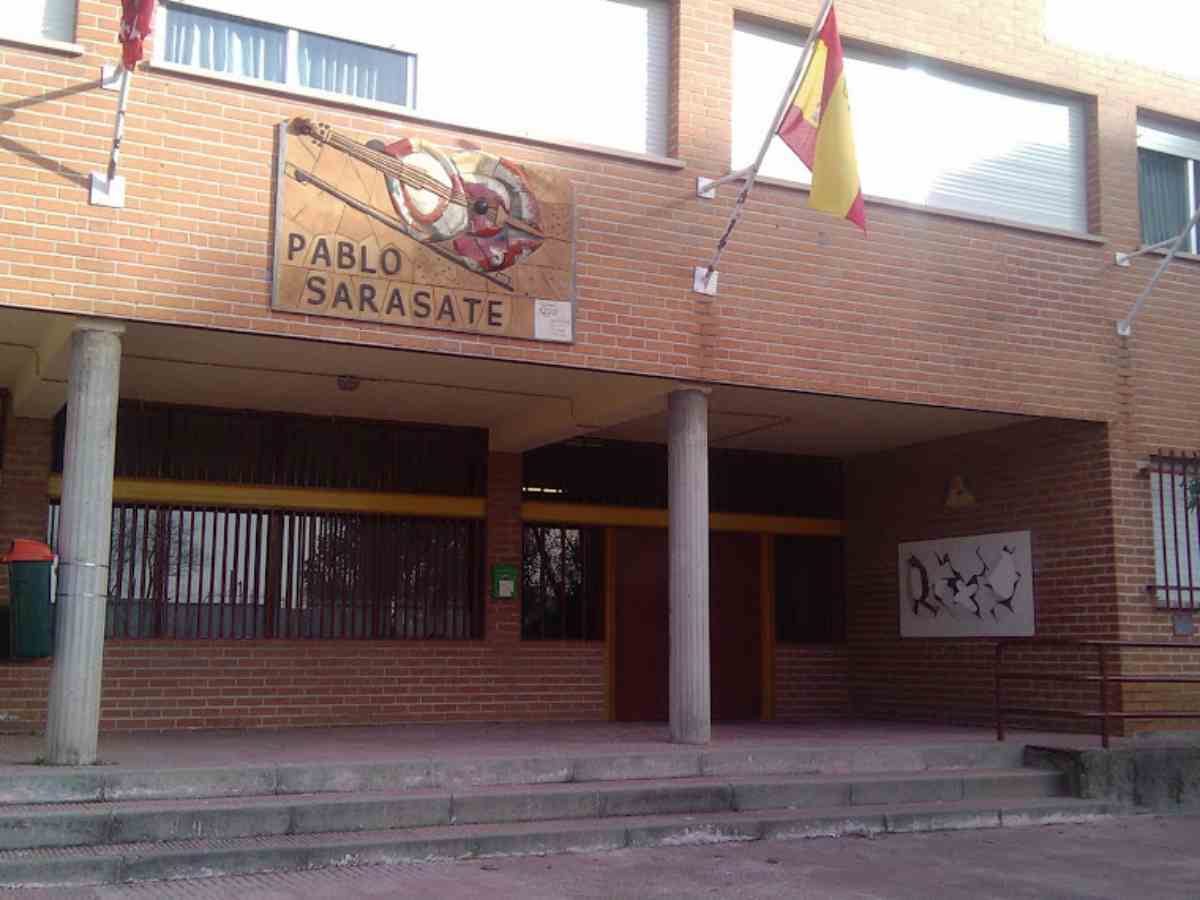 Atención al suelo de la pista del pabellón del CEIP Pablo Sarasate de Móstoles