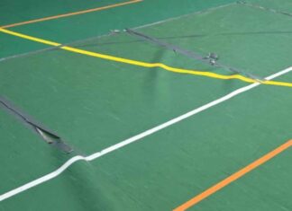 Atención al suelo de la pista del pabellón del CEIP Pablo Sarasate de Móstoles