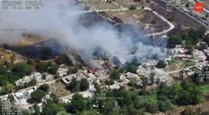 Los bomberos trabajan en la extinción de un incendio de vegetación en Móstoles