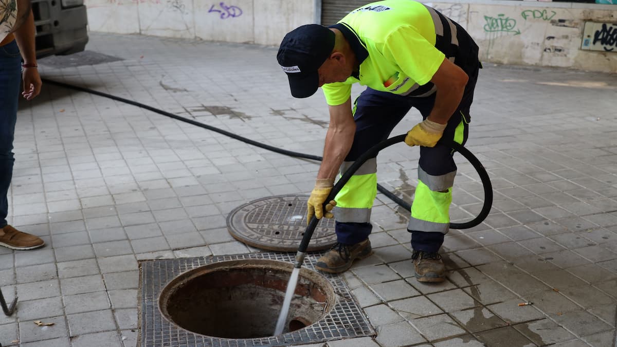 Móstoles se prepara para una posible DANA con la limpieza del alcantarillado