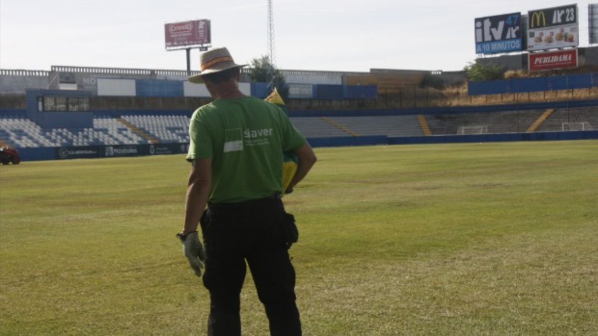 El CD Móstoles URJC inicia los trabajos de mejora del césped de El Soto