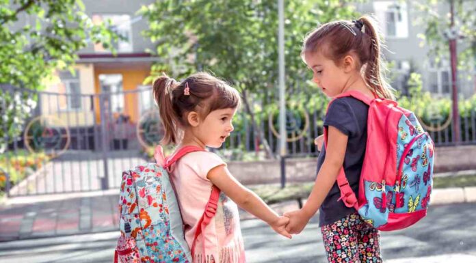 Los niños de Móstoles prevendrán sus problemas de espalda llevando así sus mochilas Los niños de Móstoles prevendrán sus problemas de espalda llevando así sus mochilas